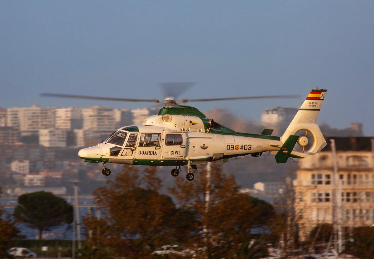 VrgFotografia's tweet photo. Precioso este EUROCOPTER AS365 N3 Dauphin de la @guardiacivil 09-403 HU.30-03 de camino a plataforma en #sdr #lexj #helicopteros https://t.co/vPCtKOfu2L