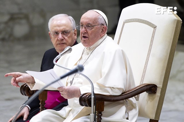 EFEnoticias's tweet photo. El papa tacha de "hipocresía" las criticas a la posibilidad de bendecir a las parejas gais.

"Nadie se escandaliza si doy mi bendición a un empresario que quizás explota a la gente y esto es un pecado gravísimo" asegura Francisco en una entrevista. https://t.co/vK4RcYWApr
