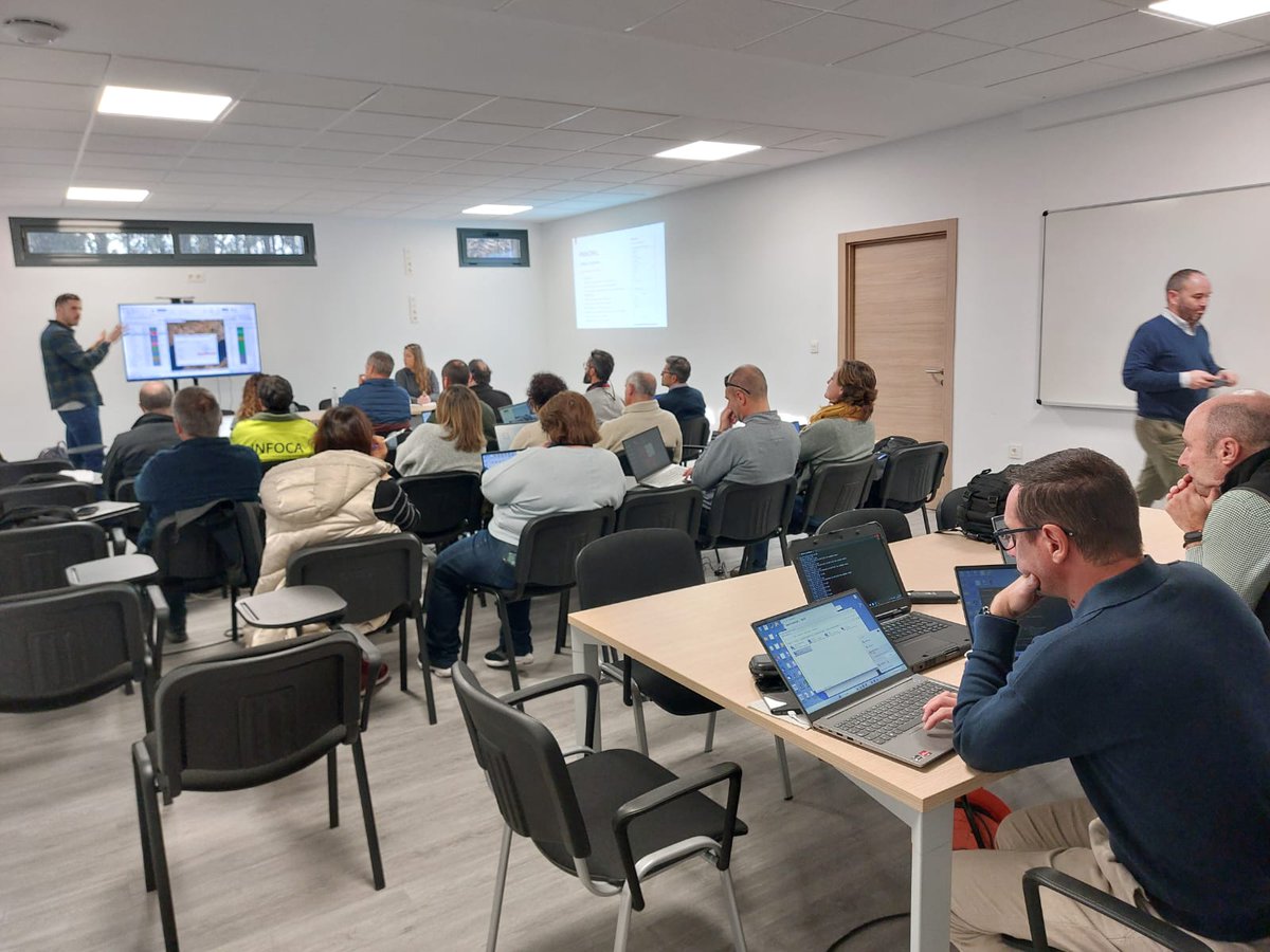 Plan_INFOCA's tweet photo. Hoy se celebra la primera jornada de formación #fiResponse en el #COT de #Granada. #fiResponse® es un sistema integral de apoyo a la toma de decisiones que permite hacer seguimiento de incidentes y de las actividades operacionales asociadas a la respuesta a una #Emergencia https://t.co/R9bXz6BLZ4