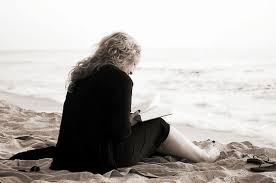 "Nuestros refugios frente al mundo: libros, el mar, y la soledad".
Virginia Woolf