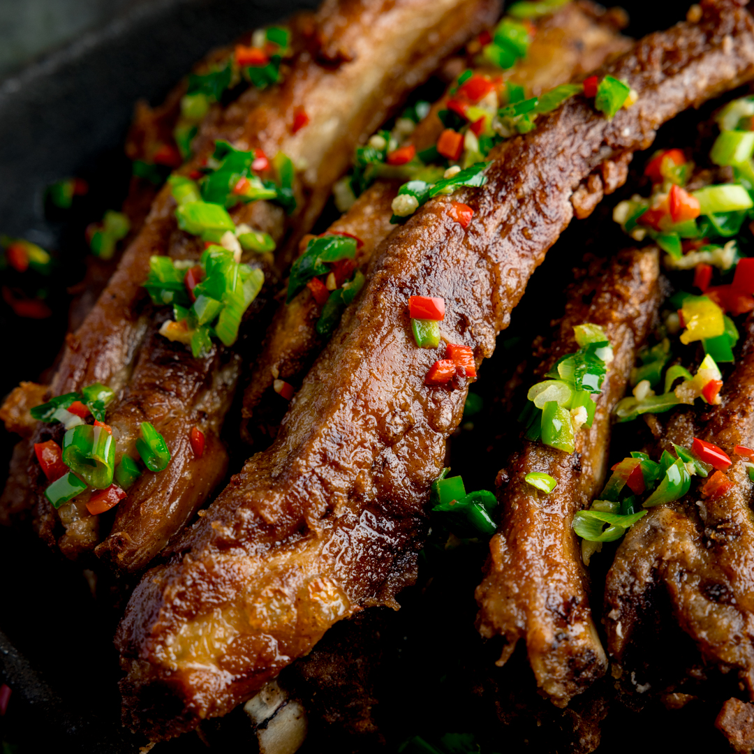 These Salt and Pepper Ribs are fall-apart-tender with a light, crispy coating. 
Topped with a mouth-tingling salt and pepper topping with chillies and spring onions, they're totally moreish!😋

⁠kitchensanctuary.com/salt-and-peppe…
#kitchensanctuary #foodie #SuperBowl2024 #gameday
