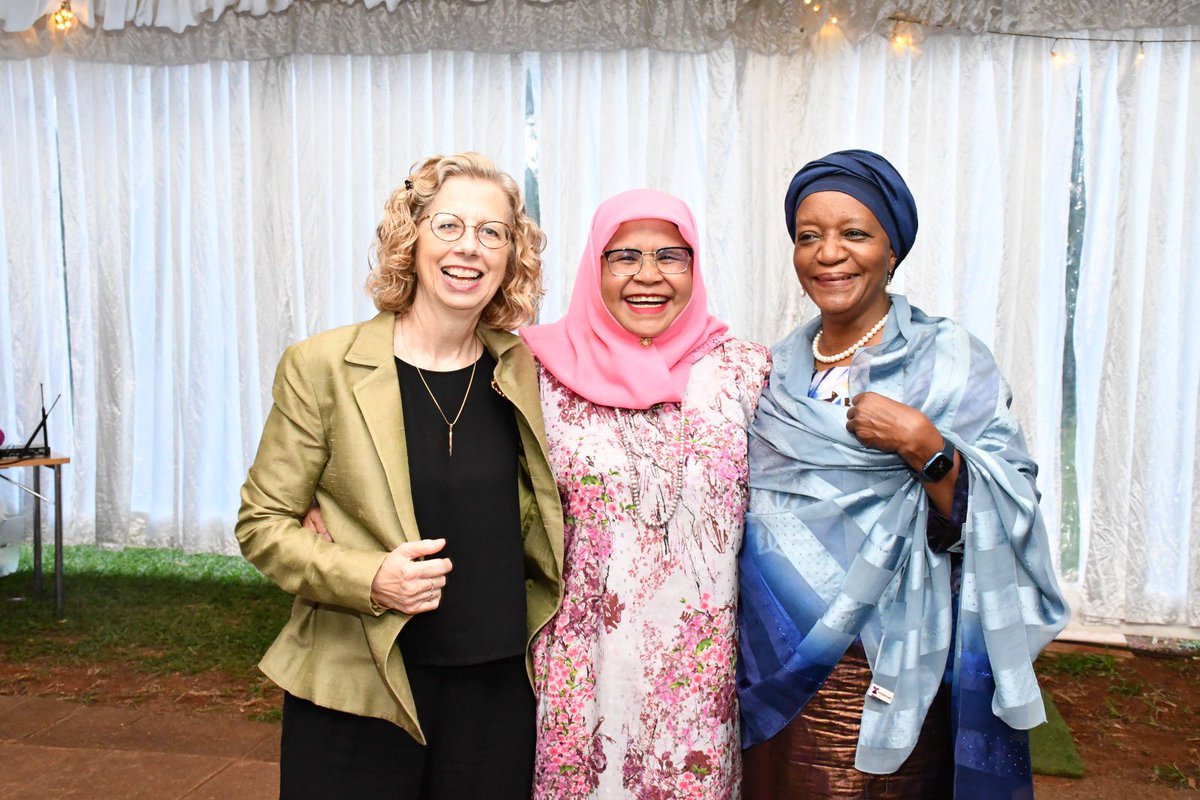 A fond farewell to @MaimunahSharif as she completes her mandate as @UNHABITAT Executive Director and leaves #Nairobi for her home country, #Malaysia. The remaining two @UN “NairobiGirls” will miss you! Warm wishes & thanks for wonderful partnership!