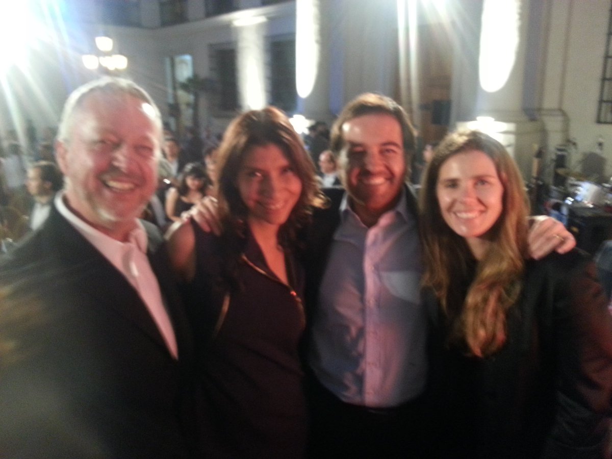 Fotos de Dic 2013. Selfie en La Moneda cuando nos recibio con cientos de emprendedores de la Alianza del Pacífico y tantos momentos siempre jugado x 🇨🇱. Gracias Presidente <a href="/sebastianpinera/">Sebastian Piñera</a> Abrazo enorme a <a href="/ceciliamorel/">Cecilia Morel Montes</a> y sus hijos.