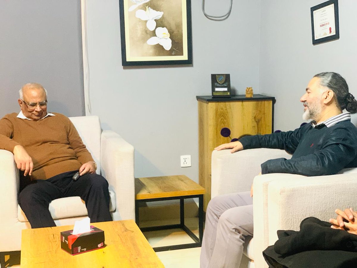 AliefTVNetwork's tweet photo. Humbled by the visit of Spiritual Scholar Syed Sarfraz Shah to Alief tv office today.

@irfan_asghar72 #SarfrazShah #AliAbbas https://t.co/1IAx21MXcj