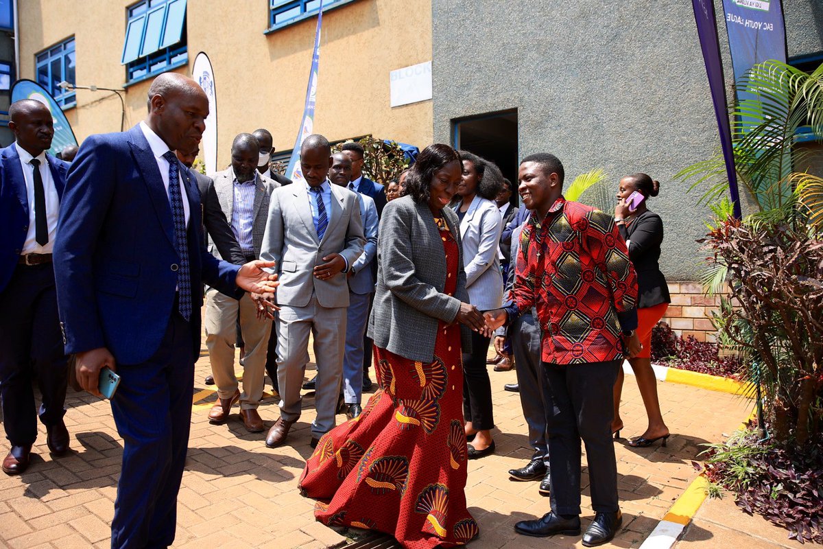 NancyEmily19's tweet photo. Arrival of the Chief Guest, the 1st Deputy Prime Minister and Minister for East African Community Affairs Rt. Hon Rebecca Alitwala Kadaga at Cavendish University for the EAC Youth Seminar (Uganda).

#EACYouth | @EACYouthLeague || @NYCofUganda | @meaca_ug https://t.co/kKE2L4RXK8