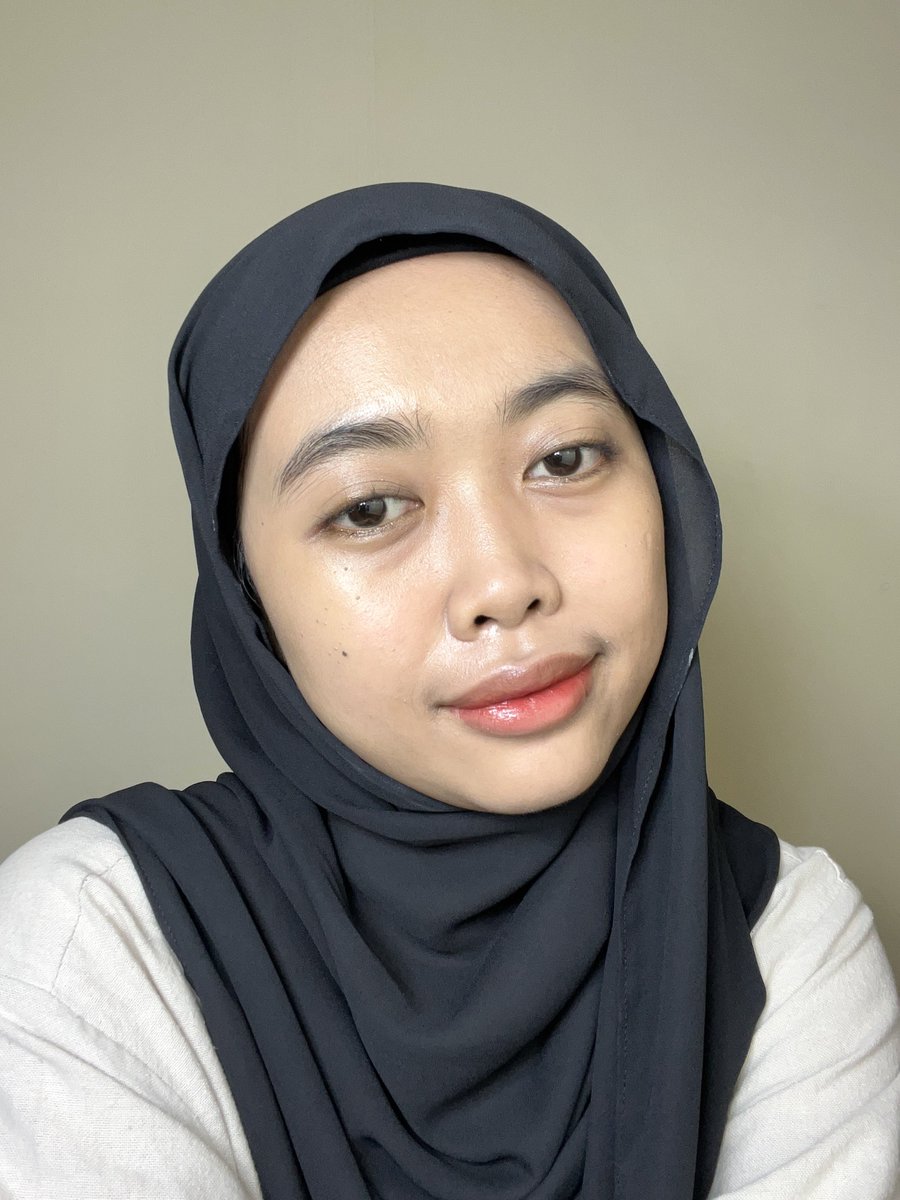 beautiaf's tweet photo. buat yang gamau ribet ke kantor pake makeup kaya aku, aku rekomendasiin banget pake tinted sunscreen karena selain bikin muka seger sekaligus terproteksi.

tint or protection? why not both!!😋👌🏻 #kojiesan #kojiesanIWANTITALL https://t.co/HMcnxQXVYz