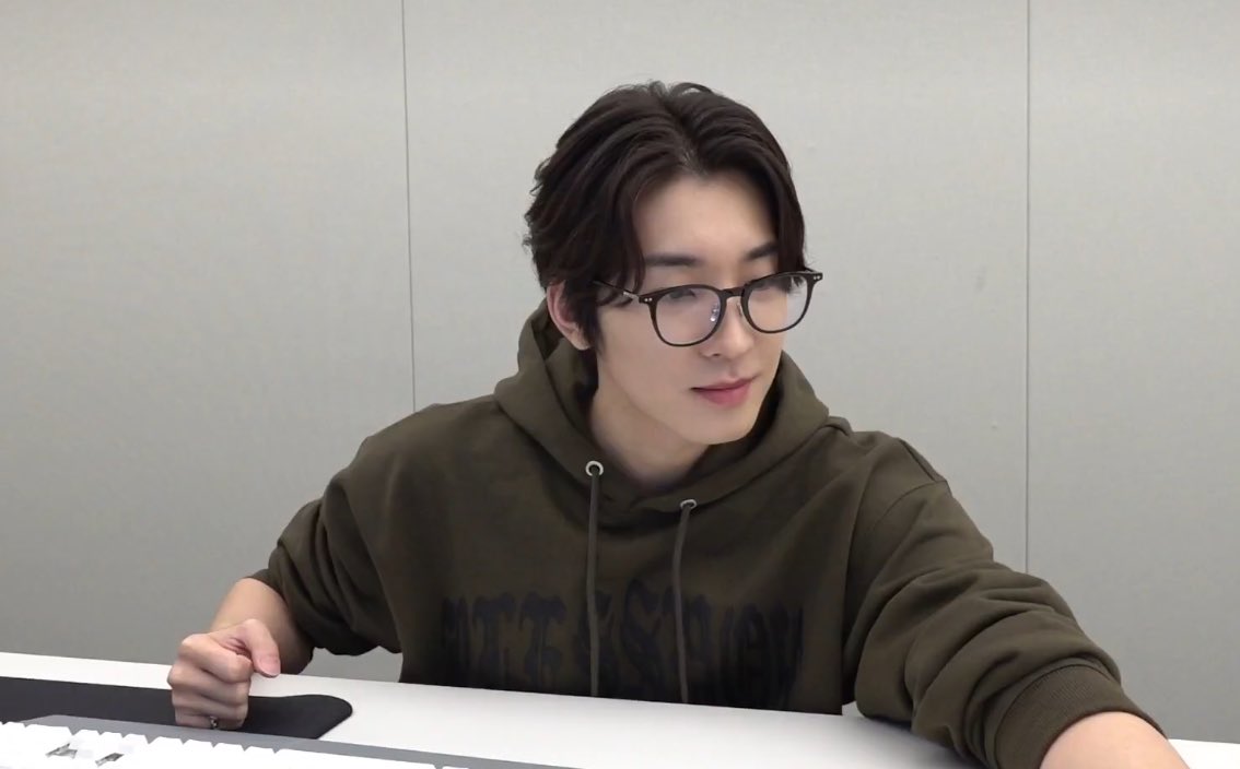 wonubliss's tweet photo. game boi wonwoo 🎮🤍 https://t.co/SVucVgNybq
