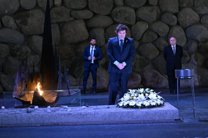 Ostrov_A's tweet photo. Argentina’s President Javier Milei (@JMilei) speaking at @YadVashem: 

“Looking at the dark images of the Holocaust, I wonder where the free world was back then. And today I ask myself the exact same question again, where is the voice of the free world demanding the release of the hostages. Choosing life is demanding the release of those kidnapped. We cannot remain silent in the face of modern Nazism, today disguised as the terrorist group Hamas. Choosing life is fighting terrorism.”