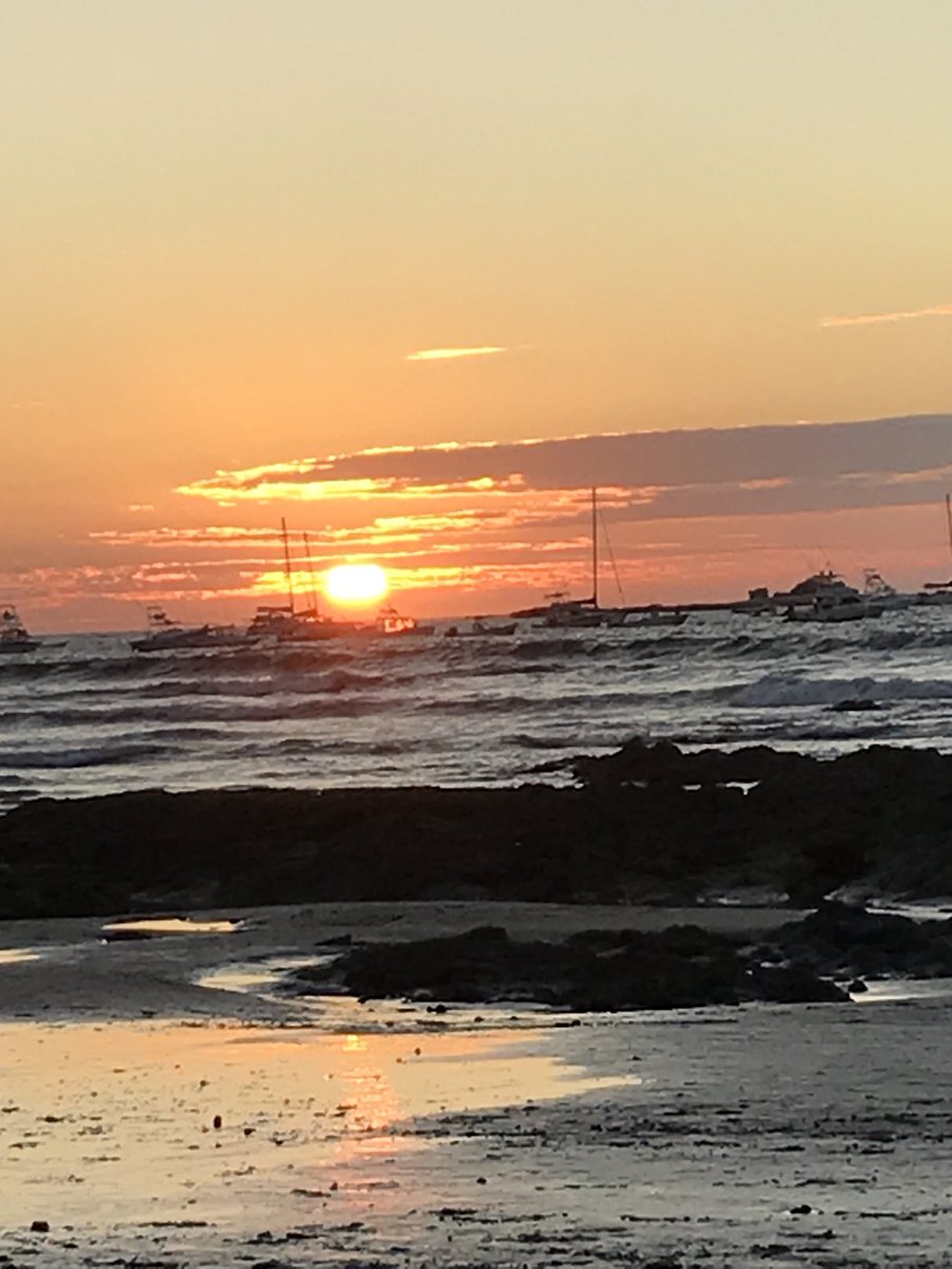JanisColey's tweet photo. Glorious sunset in Tamarindo which I enjoyed while I sipped my cocktail of the same name; white rum, grenadine and orange juice. https://t.co/QtMrKBZyGM