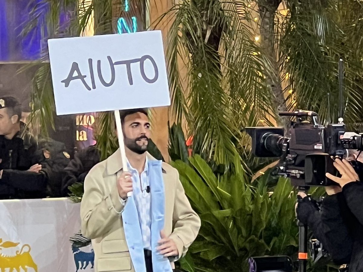 sbees__'s tweet photo. cosa ha pensato mahmood non appena ha visto mengoni con le manette #Sanremo2024 https://t.co/pzLxMLxPAN
