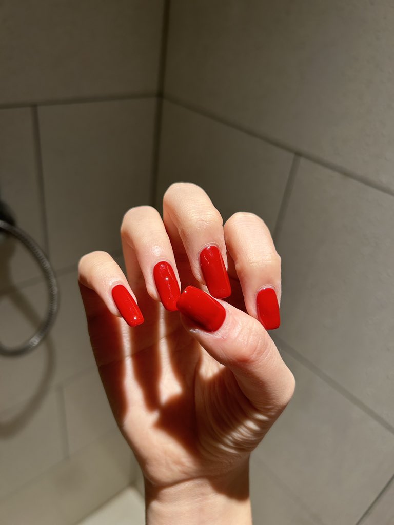 我靠 洗澡洗一半发现我的美甲真的好好看🥹 https://t.co/h1cU3j1og7