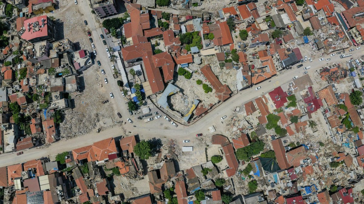 Hatay şehir merkezinin deprem sonrası havadan çekilmiş 360° fotoğrafları:
hatay.sehiratlasi.net

Bilgisayar ortamında büyük ekranda izlemeniz tavsiye olunur.

#Deprem #6Şubat #Hatay #Kahramanmaras #Adıyaman #Malatya #6Şubat2023 #AsrınFelaketi