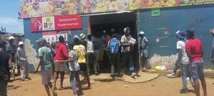MDNnewss's tweet photo. Happening now, foreign owned shops are being looted in Tsakane, Ekurhuleni, following the death of a primary school learner who died yesterday after allegedly buying biscuits from a local spaza shop. https://t.co/sWJ6v1PDvp
