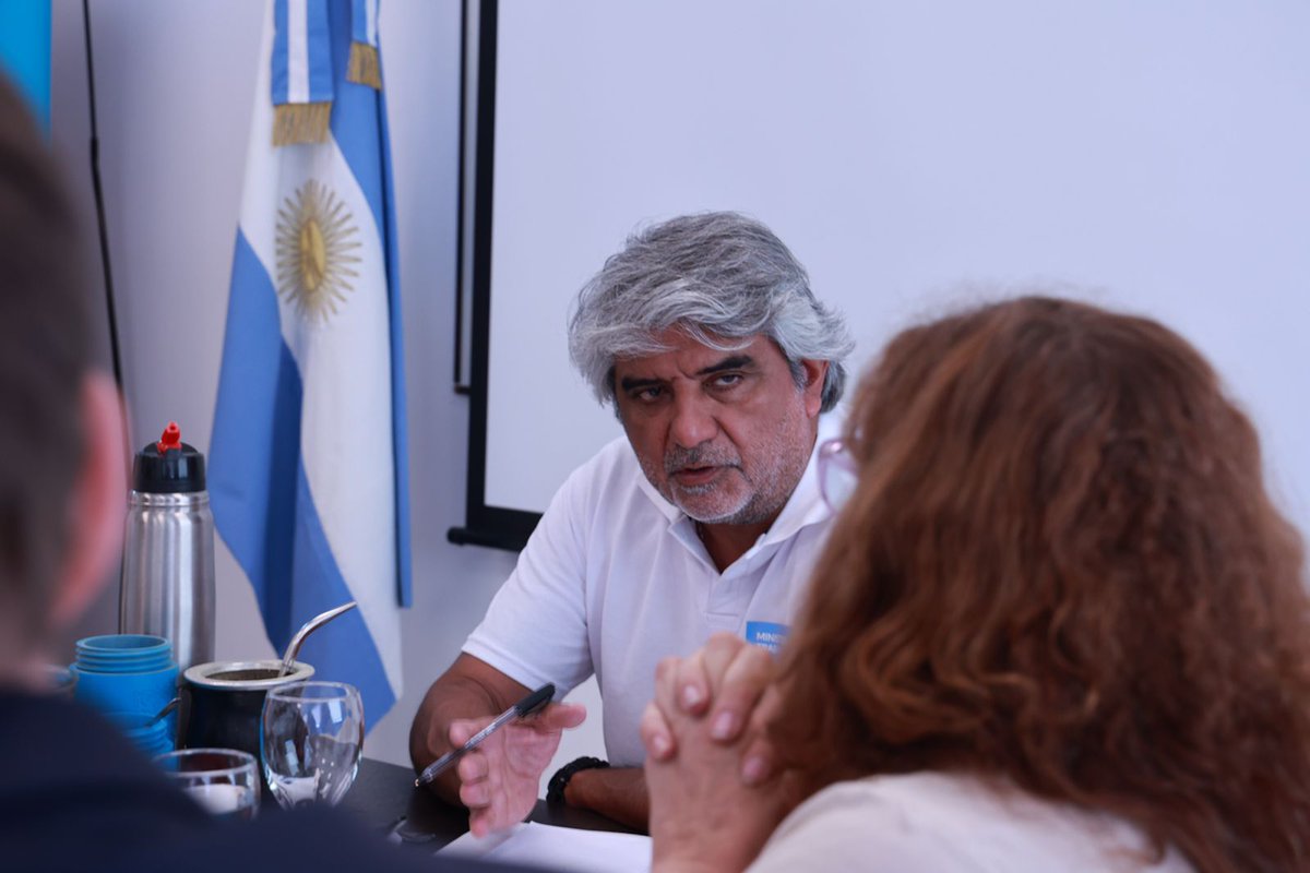 waltercorreaok's tweet image. Junto a la compañera jefa de gabinete, @cecicecchini, encabezamos una reunión donde entre otros temas, delineamos acciones de trabajo a desarrollar desde cada una de las Subsecretarías @TrabajoPBA, en virtud de contrarrestar los efectos de la crisis de empleo que se avizora.