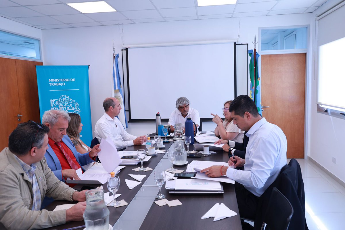 waltercorreaok's tweet image. Junto a la compañera jefa de gabinete, @cecicecchini, encabezamos una reunión donde entre otros temas, delineamos acciones de trabajo a desarrollar desde cada una de las Subsecretarías @TrabajoPBA, en virtud de contrarrestar los efectos de la crisis de empleo que se avizora.