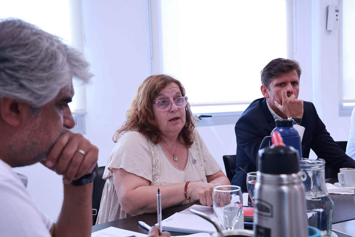 waltercorreaok's tweet image. Junto a la compañera jefa de gabinete, @cecicecchini, encabezamos una reunión donde entre otros temas, delineamos acciones de trabajo a desarrollar desde cada una de las Subsecretarías @TrabajoPBA, en virtud de contrarrestar los efectos de la crisis de empleo que se avizora.