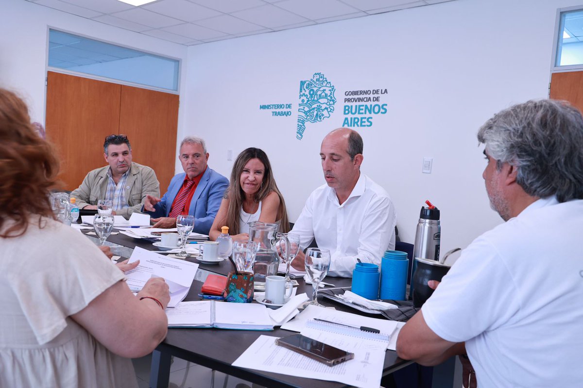 waltercorreaok's tweet image. Junto a la compañera jefa de gabinete, @cecicecchini, encabezamos una reunión donde entre otros temas, delineamos acciones de trabajo a desarrollar desde cada una de las Subsecretarías @TrabajoPBA, en virtud de contrarrestar los efectos de la crisis de empleo que se avizora.