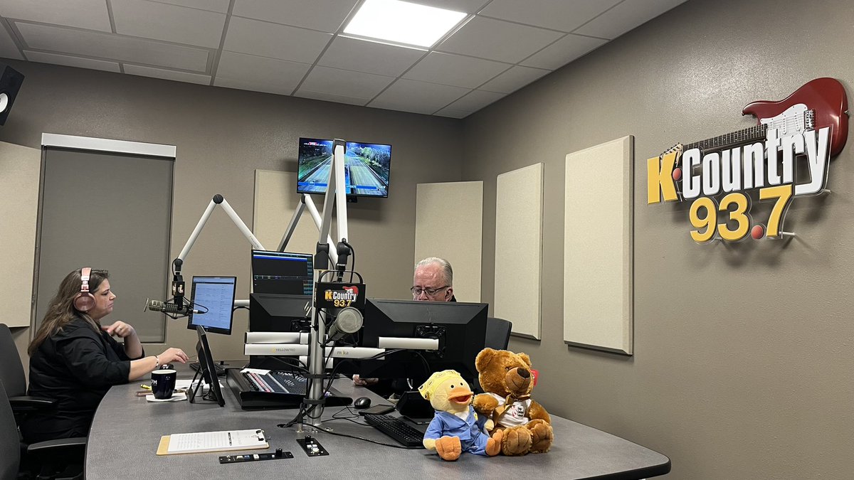 AlexusGoings's tweet image. The 25th annual Bear-a-thon is underway! You can buy one cuddly bear, cute duck, or a simple $ amount to help support a child battling cancer at UF SHANDS❤️ 937kcountry.com/bear/ #UF #Windfm #kcountry