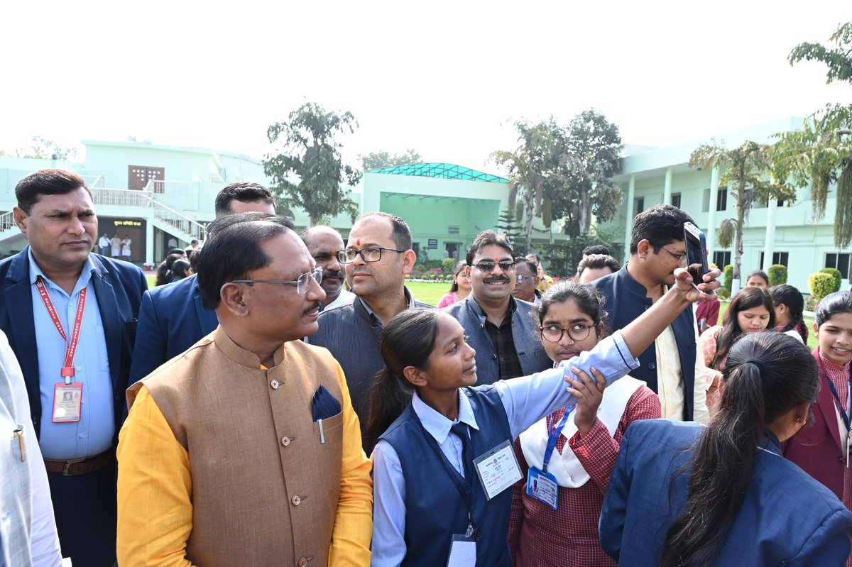 ChhattisgarhCMO's tweet photo. अपने प्यारे मुख्यमंत्री जी के प्रति बच्चों का स्नेह

मुख्यमंत्री जी का बच्चों से स्नेह सर्वविदित है।आज विधानसभा में मुख्यमंत्री जी के साथ सेल्फी क्लिक करने के लिए जशपुर से आए बच्चों में होड़ लगी थी, सबको उनके साथ सेल्फी लेनी थी। इन तस्वीरों में प्रदेश के मुखिया की इन बच्चों से आत्मीयता नज़र आ रही है।
#vishnudeosai