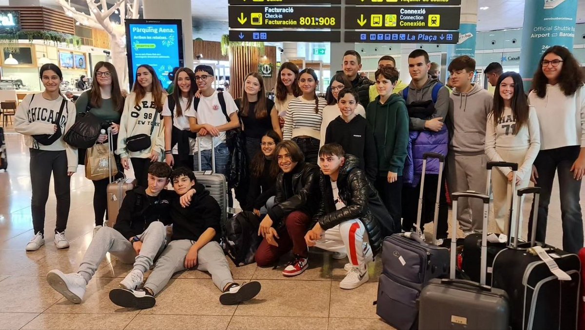 InsThos's tweet photo. Aquesta setmana els alumnes de 2n d’#ESO estan aprenent sobre programació i robòtica amb els alumnes del @liceoscientificomasci 🇮🇹. La seva visita forma part del projecte #Erasmus+ https://t.co/nvJctemBzd