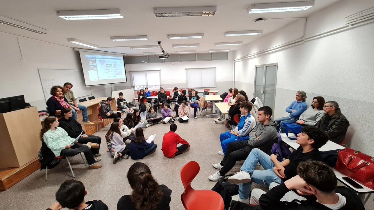 InsThos's tweet photo. Aquesta setmana els alumnes de 2n d’#ESO estan aprenent sobre programació i robòtica amb els alumnes del @liceoscientificomasci 🇮🇹. La seva visita forma part del projecte #Erasmus+ https://t.co/nvJctemBzd