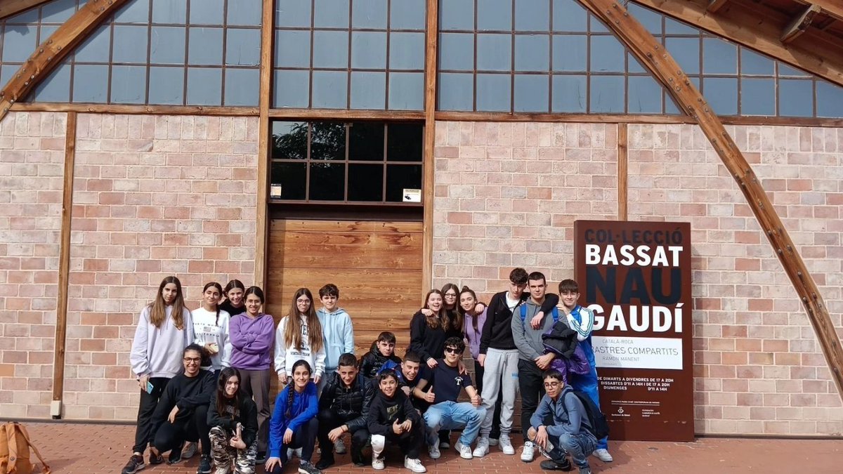 InsThos's tweet photo. Aquesta setmana els alumnes de 2n d’#ESO estan aprenent sobre programació i robòtica amb els alumnes del @liceoscientificomasci 🇮🇹. La seva visita forma part del projecte #Erasmus+ https://t.co/nvJctemBzd