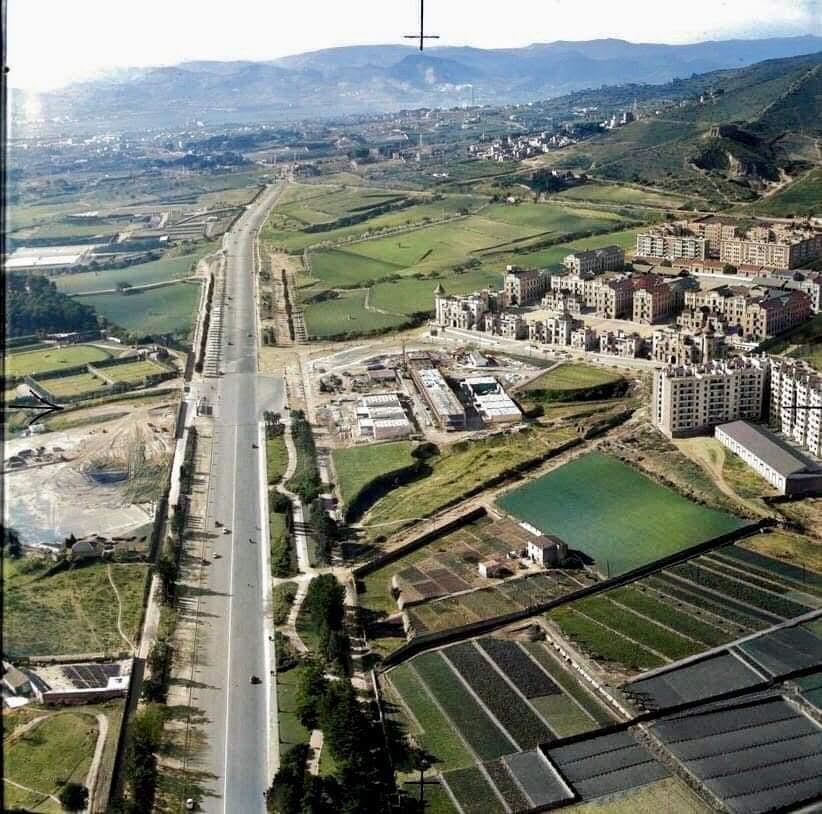 En 1934 finalizó la construcción del  Acuartelamiento del Bruch. Desde entonces lleva 90 años al servicio de #Barcelona
En esta foto aérea de los años 50 podemos verlo situado entonces en el limite de la ciudad. 
En torno a él se ha ido construyendo el barrio de Pedralbes. #IGE