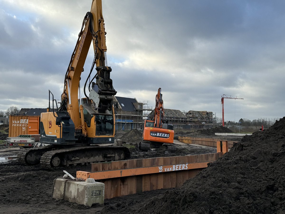 Van beschoeiingen tot aanlegsteigers en van bruggen tot terrassen, onze ervaren vakmensen zorgen voor hoogwaardige houtconstructies die perfect passen bij elk project. Met oog voor detail creëren we op maat gemaakte oplossingen die lang meegaan en er prachtige uitzien.