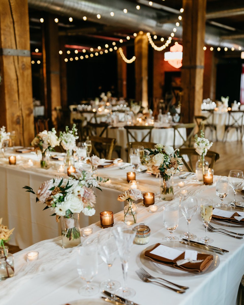 Setting the mood in the Reverie Gallery 🤩✨ Our bistro lights with candlelight is the perfect vibe for an industrial loft wedding 📸 Lara Pucci Photography #lacunaevents #lacunalofts #chicagoeventvenue #chicagowedding #weddingdecor #weddingreception