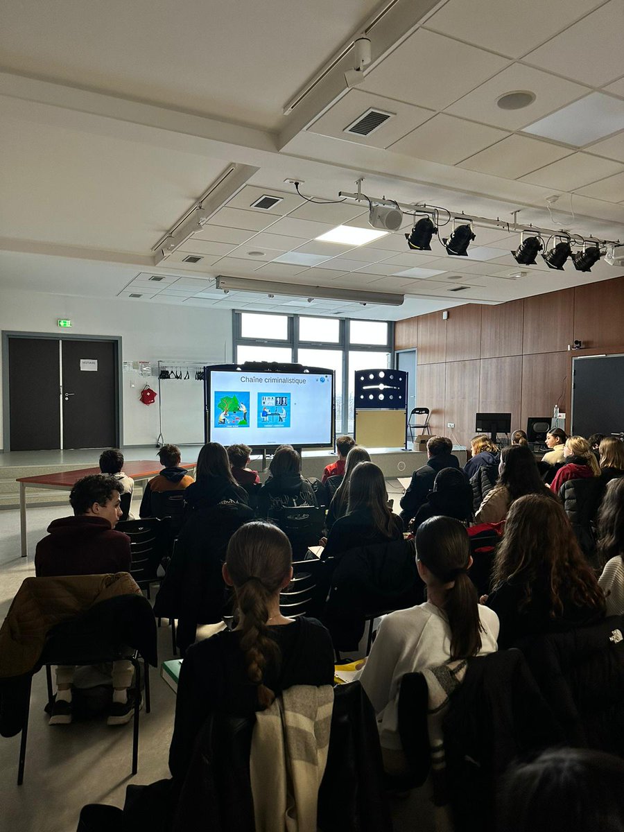 « #Sciences_À_L_école » : Départ du projet « #Experts » au collège avec une conférence des experts de l’#IRCGN sur l’analyse de scène de crime. Le projet va être poursuivi toute l’année jusqu’à la réalisation d’un escape game en fin d’année par les élèves ! #ParcoursAvenir