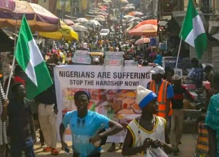 Pupillawyer's tweet photo. Barely 48 hours after some women staged Protest in Minna, Protest erupt in Suleja.  Protesters decry high cost of food items and hardship. https://t.co/mtM80bJcZl