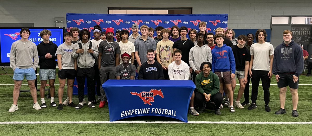 Congratulations to these @GHSMustangsFB #Team104 student-athletes on signing their #NLI ‼️ Go Mustangs! #Mudita @d_errius | @ReddiesFB @DereonBurns_ | @ReddiesFB @tigg2x_ | @Evangel_FB @H__Hackbarth | @Evangel_FB @ToweryLayton | @USMMAFootball @BradyWags22 | @yalefootball