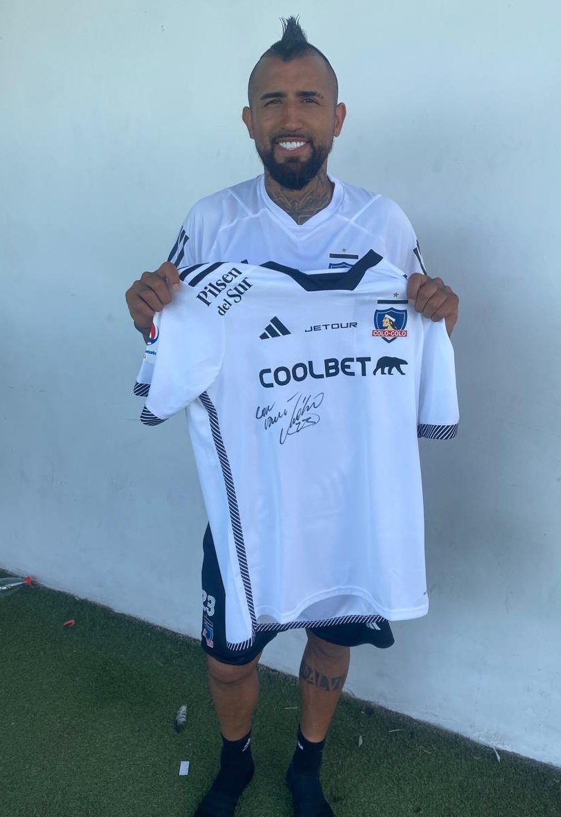 RutaDelHinchaCC's tweet photo. Estamos muy felices, agradecidos y orgullosos de los jugadores de @ColoColo.
Hay muchos que están ayudando en terreno, otros desde el anonimato.
Saben que nuestra obra es sólo autogestión y por tal motivo nos regalaron unas camisetas firmadas para que podamos generar ingresos que nos permitan llevar ayuda a los damnificados de la región de Valparaiso. 
#LaRutaLaHacemosTodos
🤍🖤🤍🖤🤍🖤🤍🖤🤍🖤🤍