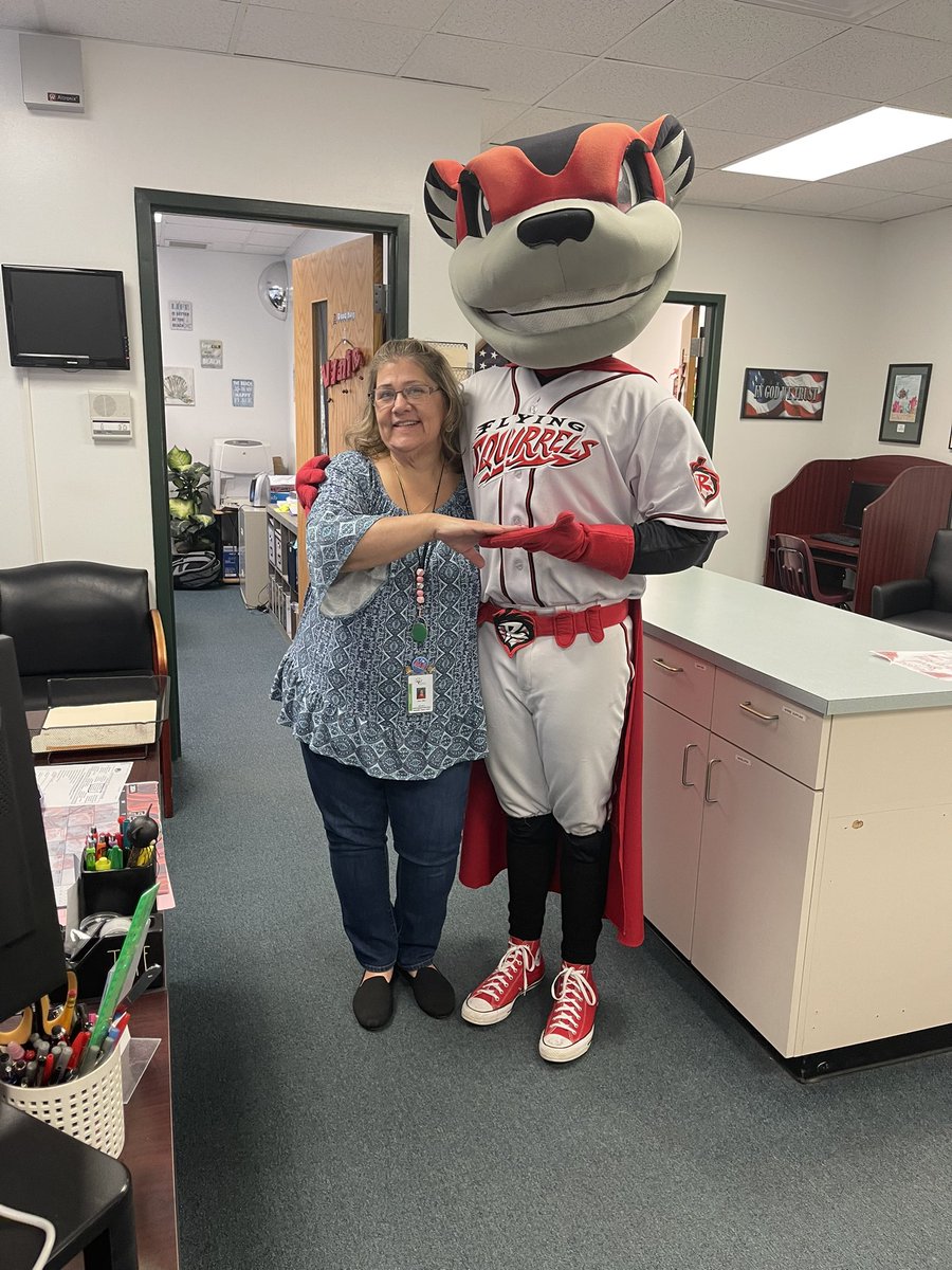 ChuckMossEDU's tweet photo. #MsMiller has the office and all the financials covered at #Midway! Thanks for all you do! You’re the #GoodNewsCalloftheDay! @Din_CoSchools @DCPSFACE https://t.co/RgHgzcr3Vr