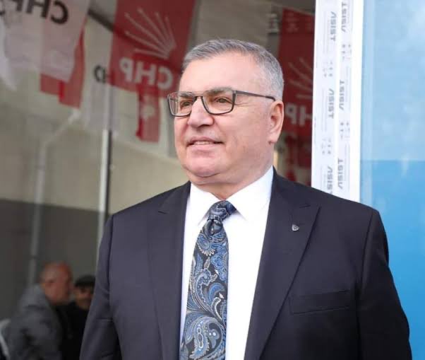 Kemalistgunluk's tweet photo. Kırklareli Belediye Başkanı Mehmet Siyam Kesimoğlu, Atatürk resmi takmayanları uyardıkları için ihraç edilen teğmenlere sahip çıktı:

“Kırklareli Belediyesi’nde görev yerleri hazır. Gelsinler bu şanlı şerefli bayrağın altında onurla Atatürkçü Kırklareli halkına hizmet etsinler.” https://t.co/KDpGqI8UQB