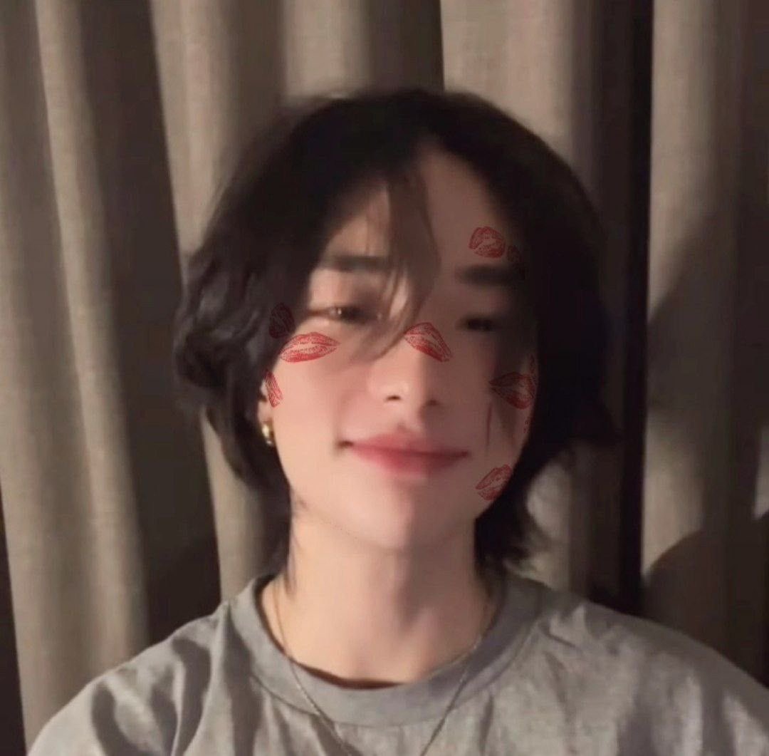 laliluskz's tweet photo. Veinte cartas para ti || mini Au Hyunlix 

Faltaban 20 días para san Valentín y hnjn, impulsado por su mejor amigo, quería declarársele a ese lindo pecoso que siempre aparecía en sus pensamientos, dejando pequeñas cartas en la puerta de su casa todos los días. https://t.co/w1O8uU5j0B
