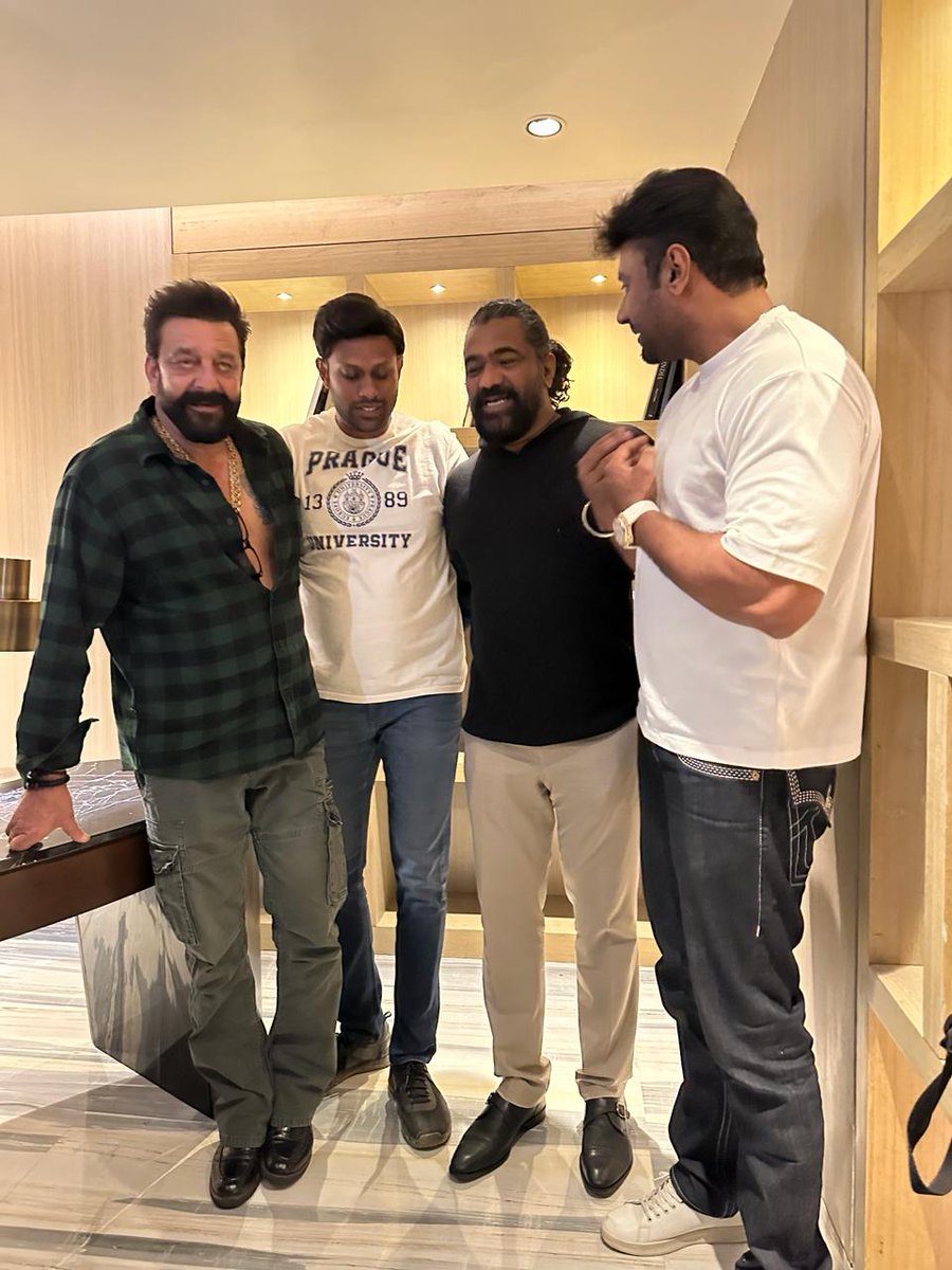 Gowdru_Twitzz's tweet image. 😳 What are you cooking @directorprems bhaiya 🧎🏽‍♂️?
#Kvn #Dboss #Prem #KaateraEnorMassBlockBuster #sanjayDutt