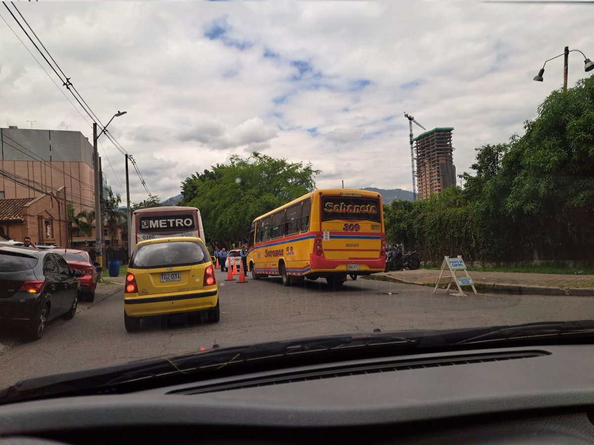 unsimpleculibri's tweet photo. No estoy en contra de estos controles, pero Ojo! Que la jurisdicción no la tienen... Paran vehículos transitando en @AlcSabaneta en territorio @AlcaldiaEnv @MovilidadEnv https://t.co/PtsV5nduBg