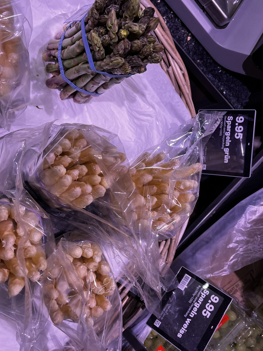 mitagor's tweet photo. @migros franchement, vous vous fichez du monde ?! A) Des valeurs, une stratégie et des lignes directrices où le développement durable est partout. B) Des asperges mexicaines et péruviennes le 7.2 à Zermatt.
Ce faisant, vous êtes tout sauf une entreprise responsable. Pitoyable. https://t.co/wH569nxivD