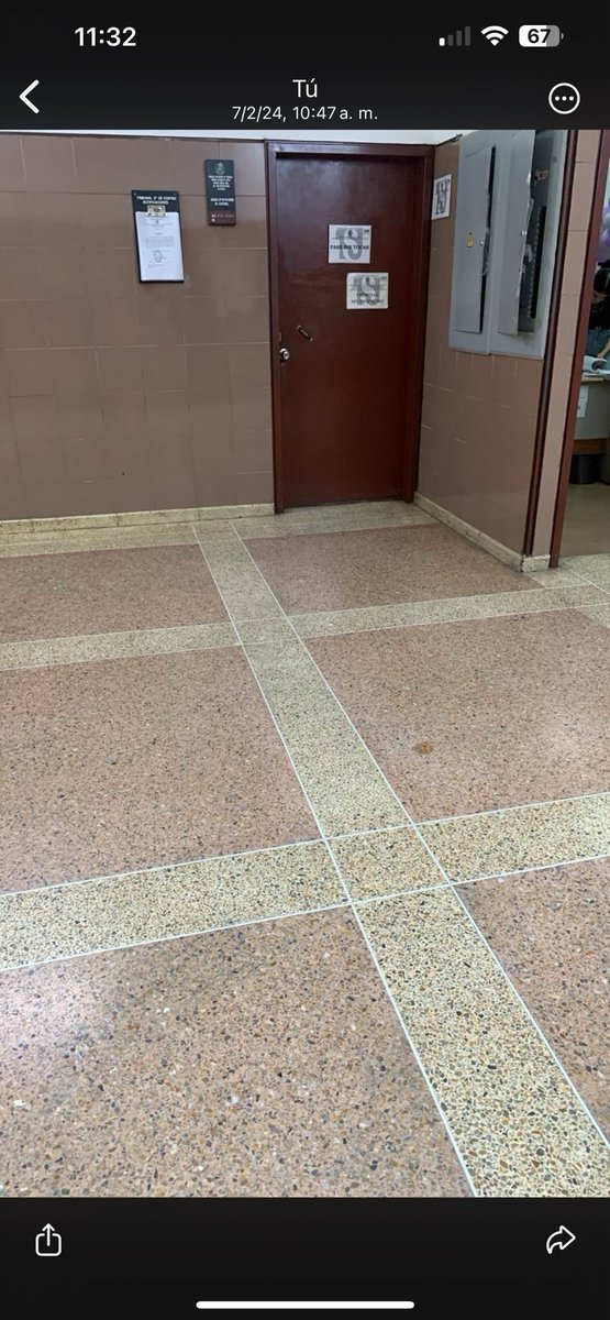 PerkinsRocha's tweet photo. Esta es la fachada q hoy presenta el Tribunal Penal 2do d Control con competencia en Terrorismo Nacional, con sede en Ccs: con un pequeño  cartel q simplemente dice “NO HAY DESPACHO” y la puerta trancada… https://t.co/TEIesmtFk5