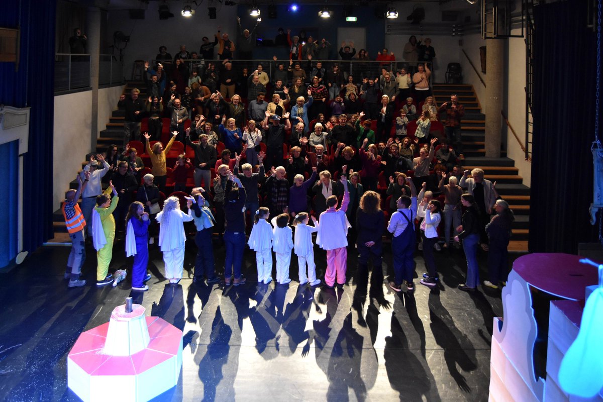 Morgen spelen we voor de laatste keer onze jubileumvoorstelling om 20.00 uur in het Annatheater. Er zijn nog een aantal kaartjes: annatheater.nl/.../tussen-de-…...
"Het was...betoverend! Geweldige voorstelling." Marianne Vogels