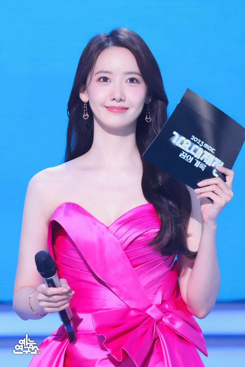 MBC_entertain's tweet photo. 예쁘고 잘생기고... 다 하는 조합 짱!! ദ്ദി•̀.̫•́✧
231231 #가요대제전 #소녀시대 #윤아 #SHINee #민호 #황민현 @GirlsGeneration @SHINee @MINHYUN_PLEDIS https://t.co/5KDK4xEO2D