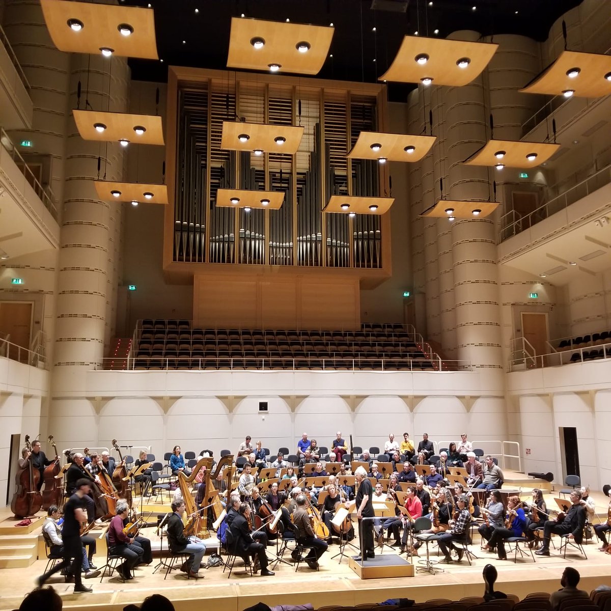En place pour la dernière répétition du dernier concert de cette belle tournée Deutsches Requiem avec mes amis du #CollegiumVocaleGent et l'@OrchestCElysees ! Ce soir à Dortmund @Konzerthaus_DO ! Salle magnifique !!