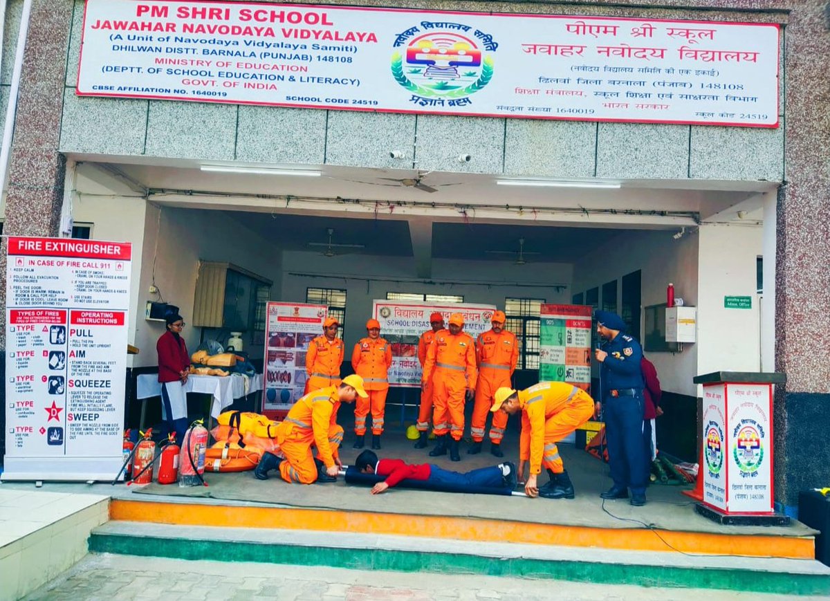 07NDRF's tweet photo. #Team7BnNDRF conducted School Safety and Disaster Awareness Program at JNV, Barnala (PB).
Topics Covered:
Disaster and it's types
Flood safety &amp; Rescue Techniques
CPR
Bandage
Bleeding Control
Splinting 
Dos &amp; Don'ts during Earthquake
@NDRFHQ 
@AtulKarwal 
@ndmaindia
@ANI
@CMOPb https://t.co/DG37HY5Le8