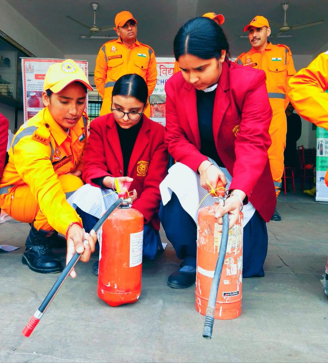07NDRF's tweet photo. #Team7BnNDRF conducted School Safety and Disaster Awareness Program at JNV, Barnala (PB).
Topics Covered:
Disaster and it's types
Flood safety &amp; Rescue Techniques
CPR
Bandage
Bleeding Control
Splinting 
Dos &amp; Don'ts during Earthquake
@NDRFHQ 
@AtulKarwal 
@ndmaindia
@ANI
@CMOPb https://t.co/DG37HY5Le8