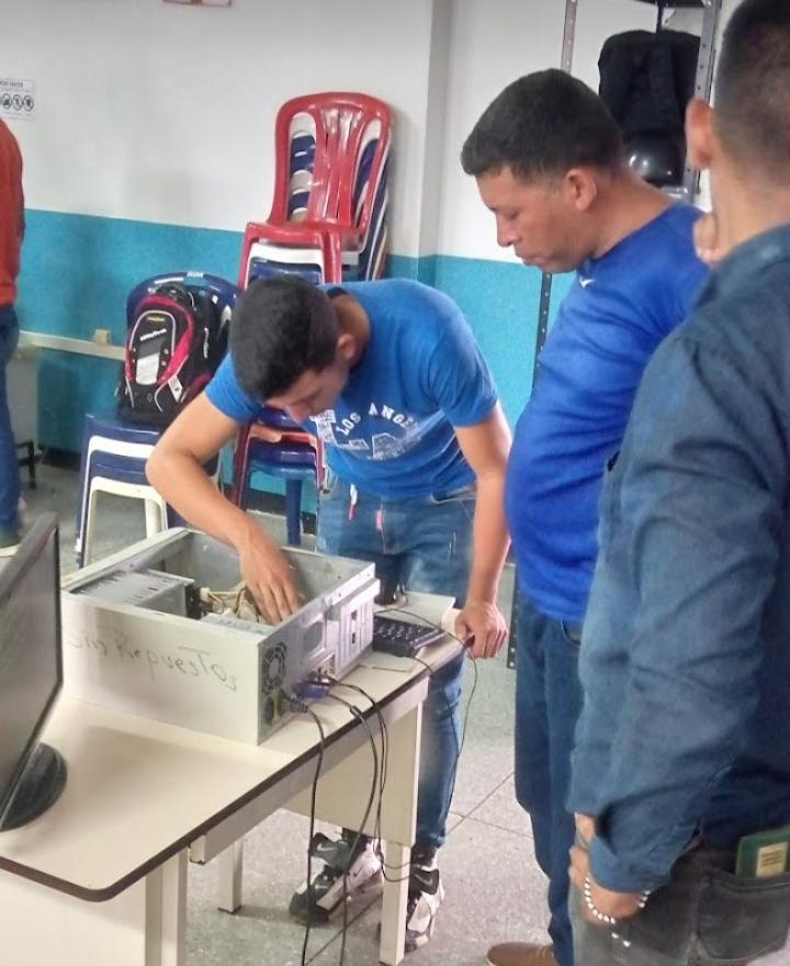 #7Feb #SomosFundabit 23 años de revolución educativa, llevando la tecnología a las escuelas de nuestro país, como parte de la formación integral de estudiantes, docentes y comunidad en general 🇻🇪
<a href="/NicolasMaduro/">Nicolás Maduro</a>
<a href="/_LaAvanzadora/">Yelitze Santaella</a>
<a href="/Fundabit_/">FundabitOficial</a>
<a href="/leivi24/">Leivi/Oceanía</a>
@MPPEDUCACION