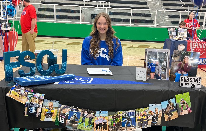 DanniW2024's tweet photo. A 3-run homerun at last nightβs game and signing day this morning! πβ¨π₯ #dreamsintoreality #senioryear #softballforlife https://t.co/ChSZl7WMVO