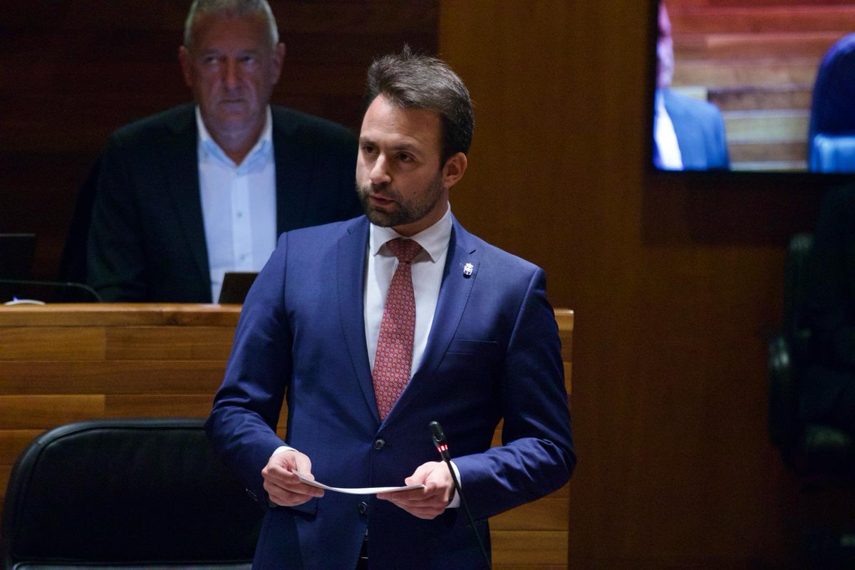 AlvaroQueipo's tweet photo. Hoy hemos certificado que el gobierno de Barbón va como pollo sin cabeza: en seis días, tres cambios de estructura y el fichaje de un miembro del gabinete de Félix Bolaños al que eleva a rango de director general. 

Si Barbón quiere empezar a centrarse en #Asturias, le proponemos que rompa con #IU ese bipartito innecesario, que gobierne en solitario y reestructure el gobierno adaptándolo a las necesidades de Asturias, reduciendo el número de consejerías y altos cargos.

Barbón está dando muestras de agotamiento y de ser incapaz de gobernar para Asturias. Su gobierno, en solo seis meses, ha pasado de ser el Gobierno de Coalición Progresista al Gobierno de “Colocación” Progresista.

No me cabe duda de que a Asturias le iría mucho mejor sin este gobierno, pero lo cierto es que, hasta que eso pueda ocurrir, solo les pido que no nos la dejen como un erial.