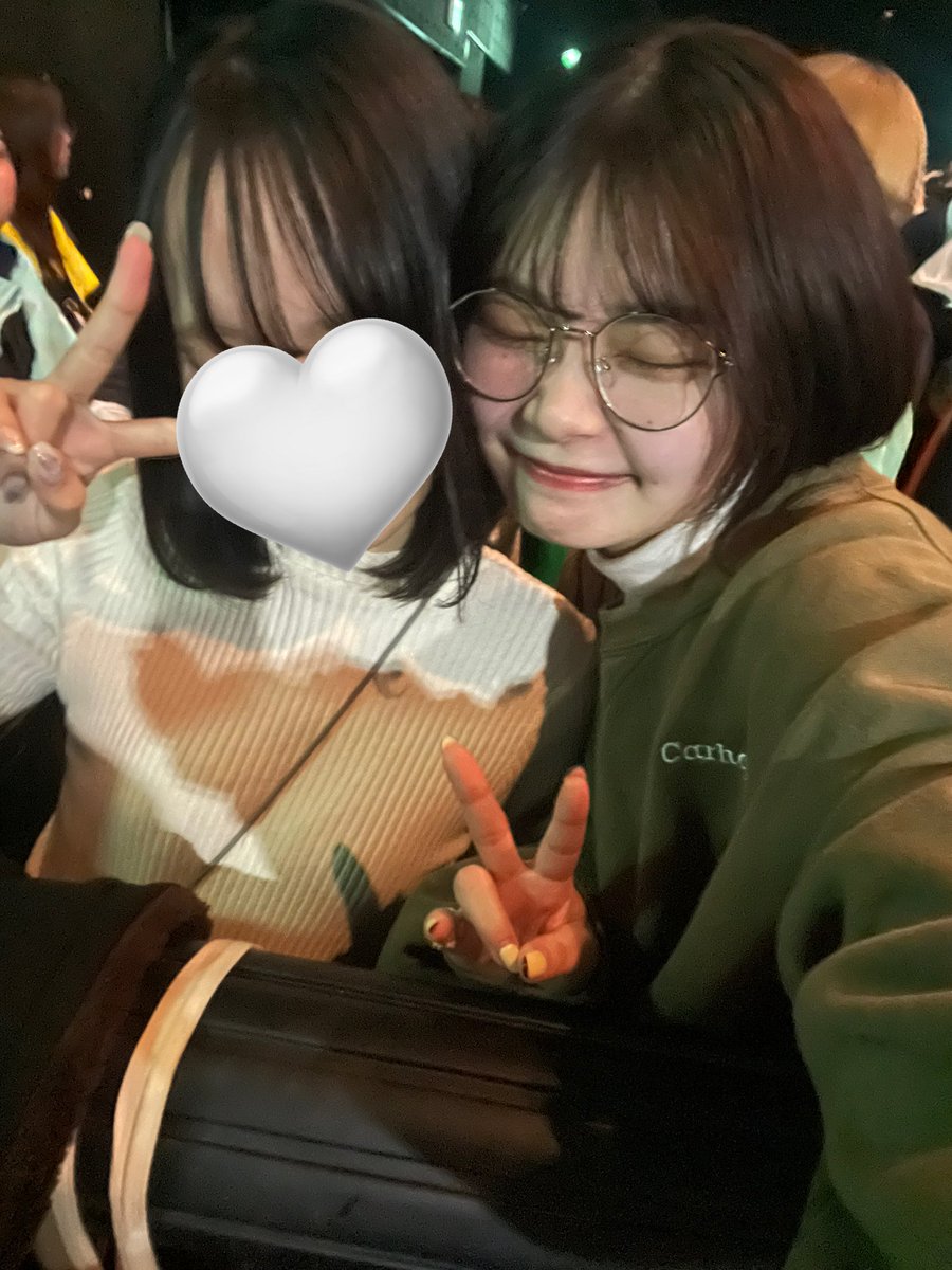 LAST_daisukibot's tweet photo. シラガ東京👩🏻‍🦳
やはり最強三銃士だねぇ
しれっと大寝坊あきくん
他バンドを脅すヒラベさん
白髪ではなく金髪兼丸ちゃん
楽しかった、、、
ひたすらに聴く人を生かそうとしてくれる優しい優しい音楽
また絶対開催してね！
ファイナルお疲れ様💐🍻🎂

#theshesLASTGirl https://t.co/pdrH58P4N7