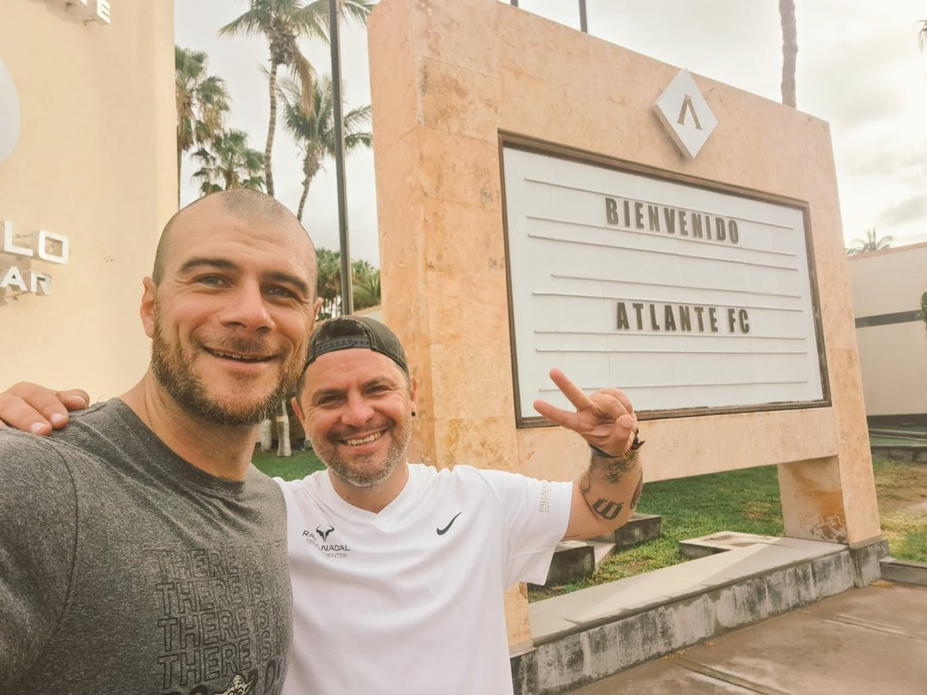rmagallan77's tweet photo. Sudados y contentos. Con el líder @AlfonsoRippa @Atlante #LaPaz #BCS 💙❤️🐎🌞🌊🏃💪 https://t.co/BjTLbWX8np